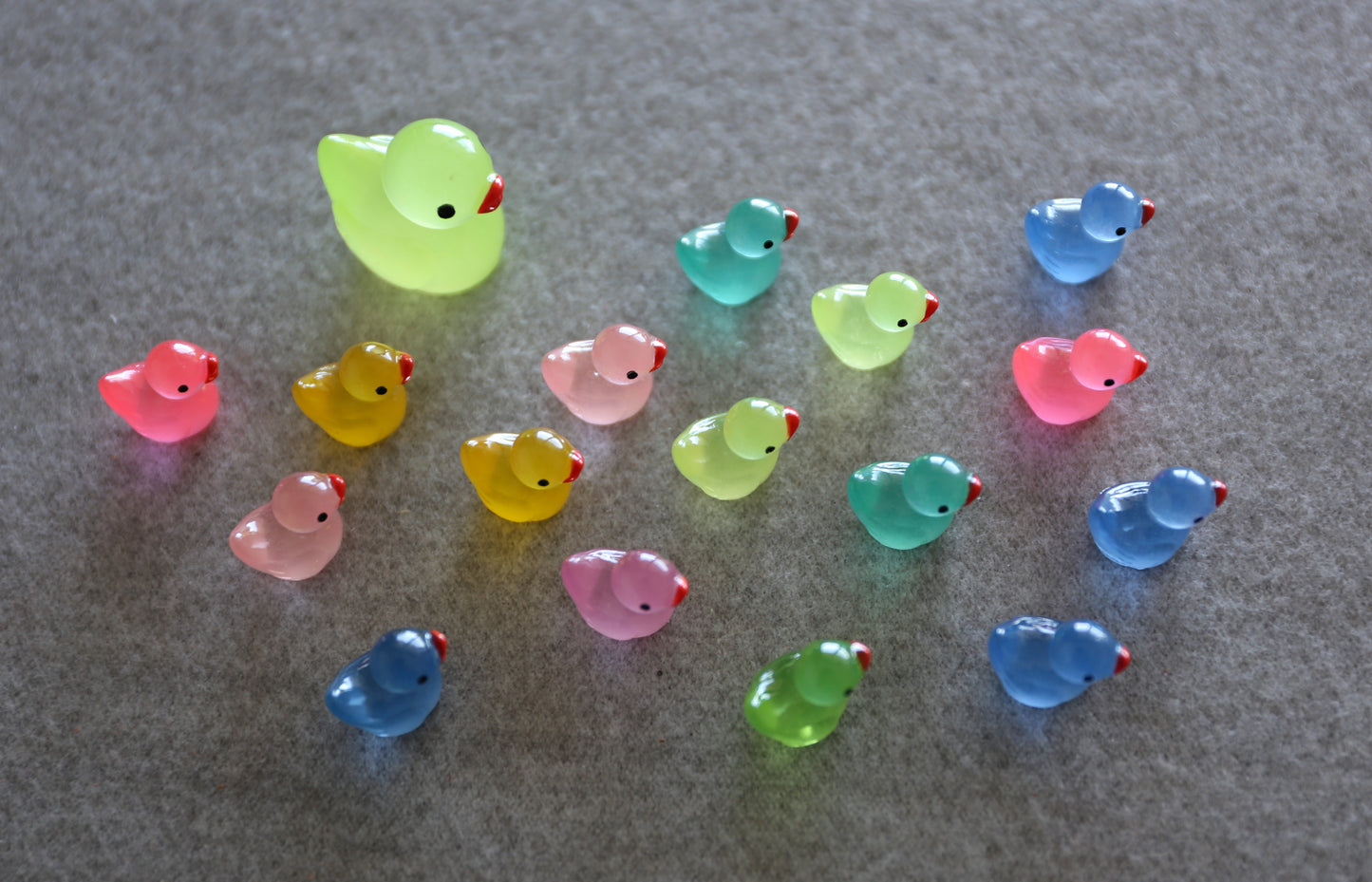夜光彩色小鸭子